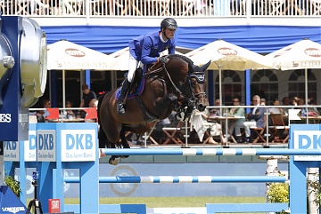 Team Valkenswaard United - Maurice Tebbel on Don Diarado